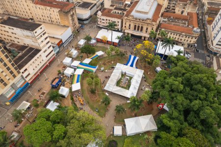 Foto de Ribeiro Preto, Sao Paulo / Brasil - 20 de agosto de 2023: Feria del libro Ribeirao Preto, festival, celebrada en Praa 15, con el teatro Dom Pedro II en el fondo - Imagen libre de derechos