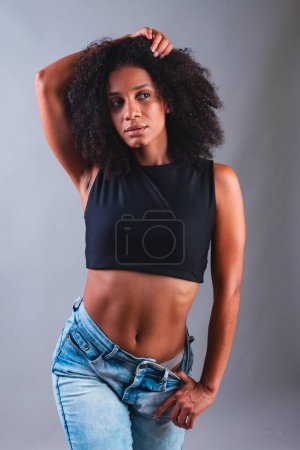 Foto de Retrato de medio cuerpo, mujer brasileña negra, camiseta negra, foto en pose de moda. Modelo. - Imagen libre de derechos