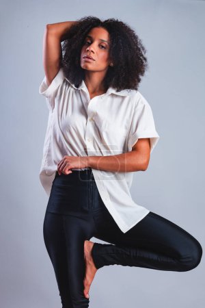 Foto de Medio cuerpo retrato, mujer brasileña negro, camisa blanca foto en pose de moda. Modelo. - Imagen libre de derechos