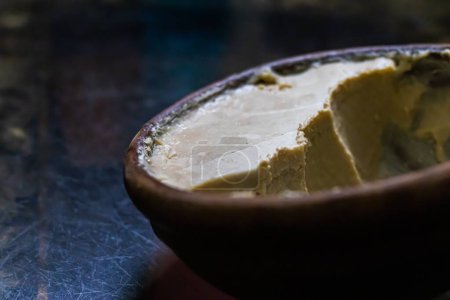 Foto de Mishti doi o dahi o yogur dulce que se sirve tazón de barro. Esta cuajada fermentada es un postre muy popular en bengala occidental, bangladesh y tripura. Está hecho de leche y jaggery. - Imagen libre de derechos