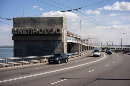 Téléchargez les photos : Zaporizhzhia, Ukraine - 27 août 2020 : Route pour les voitures sur le barrage hydroélectrique de Dniproges - en image libre de droit