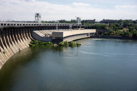 Téléchargez les photos : Zaporozhye, Ukraine - 27 août 2020 : Barrage hydroélectrique Dniepr et salle des génératrices à turbine - en image libre de droit