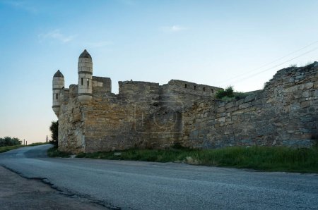 Téléchargez les photos : Vue de la route vers le bastion survivant de la forteresse turque Yenikale - en image libre de droit