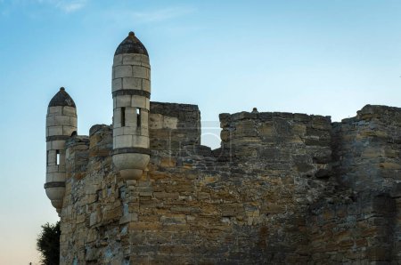 Téléchargez les photos : Tours du bastion de la forteresse turque Yenikale en Crimée - en image libre de droit