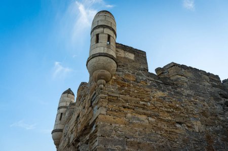 Téléchargez les photos : Vue du bas des tours du bastion survivant de la forteresse turque Yenikale en Crimée - en image libre de droit