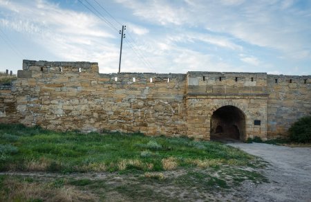 Téléchargez les photos : Porte de la forteresse médiévale turque Yenikale en Crimée - en image libre de droit