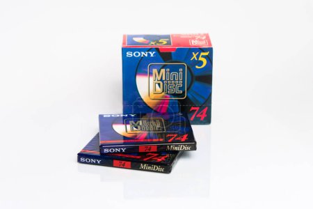 Téléchargez les photos : Zaporizhzhia, Ukraine - June 4, 2023: Sony MiniDiscs in branded packaging and a box of 5 pieces isolated on white background - en image libre de droit