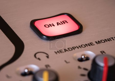 Téléchargez les photos : Bouton rouge lumineux "ON AIR" sur la console numérique du studio de radiodiffusion - en image libre de droit