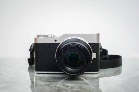 Kamera im Retro-Stil auf poliertem Marmor auf weißem Hintergrund