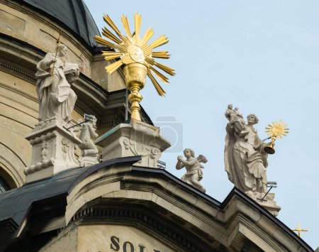 Foto de Lviv, Ucrania - 30 de agosto de 2023: Esculturas en el frontón de la Catedral Dominicana (ahora la Iglesia de la Santísima Eucaristía) - Imagen libre de derechos