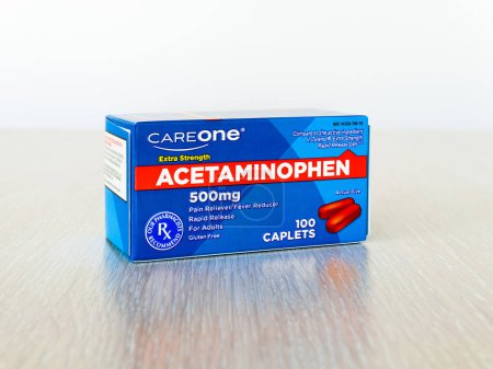 Téléchargez les photos : Zaporizhia, Ukraine - October 17, 2023: Packaging of CareOne Acetaminophen 500 mg Caplets - en image libre de droit