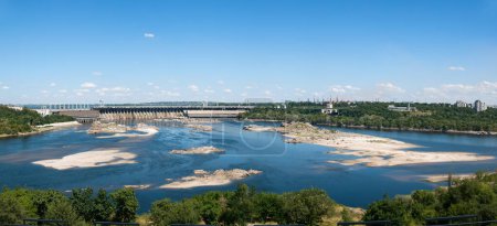Foto de Vista panorámica de la piscina inferior de la central hidroeléctrica del Dniéper y las rocas durante una marea baja fuerte después de la destrucción de la presa de Kakhovka - Imagen libre de derechos