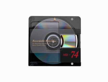 Minidisc mit offener Sicherheitsklappe und Regenbogenreflexion von der Festplattenoberfläche isoliert auf weißem Hintergrund