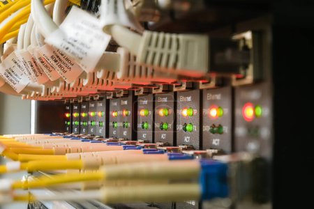Netzwerkverbindungsgerät mit Netzwerk-Switch, Ethernet-Router, Ethernet-Kabel, Glasfaserkabel und Status-LEDs