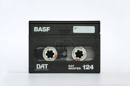 Téléchargez les photos : Zaporizhzhia, Ukraine - 9 décembre 2023 : Cassette audio numérique BASF DAT Master 124 isolée sur fond blanc vue de face - en image libre de droit