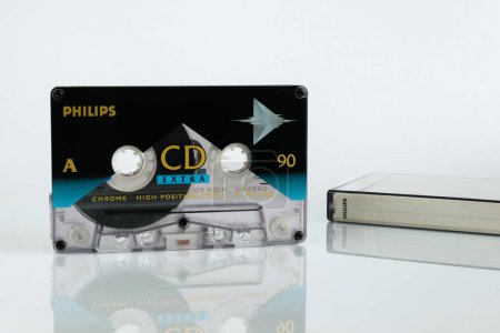 Téléchargez les photos : Cassette audio Philips CD Extra 90 sur fond blanc isolé avec réflexion - en image libre de droit