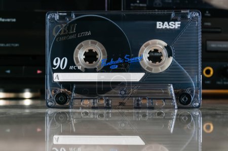 Téléchargez les photos : Zaporizhzhia, Ukraine - décembre 24, 2023 : BASF CE II Chrome Extra 90 cassette audio devant le pont de la cassette avec réflexion - en image libre de droit