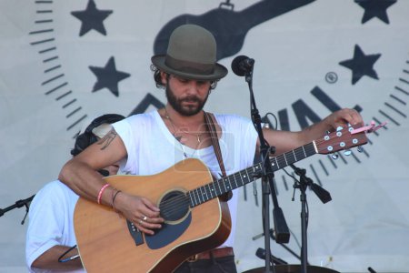 Foto de Newport Folk Festival - Langhorne Slim en concierto - Imagen libre de derechos