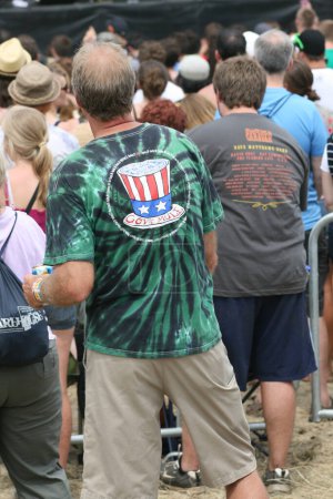 Téléchargez les photos : Dave Matthews Band Caravan Crowd Fashion - en image libre de droit