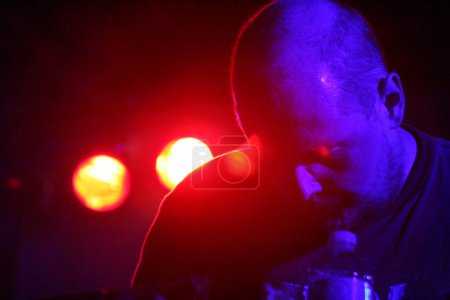 Téléchargez les photos : Dan Deacon en concert à New York - en image libre de droit