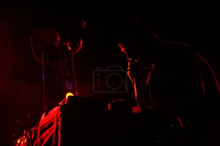 Téléchargez les photos : Dan Deacon en concert à New York - en image libre de droit