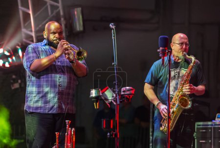 Téléchargez les photos : Dave Matthews Band en concert au PNC Bank Arts Center - en image libre de droit