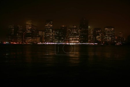 Foto de Vista desde el muelle 42 en Brooklyn de Manhatten por la noche - Imagen libre de derechos