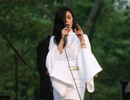 Téléchargez les photos : Kristin Kontrol en concert au Central Park Summerstage - en image libre de droit