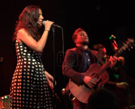 Foto de Johnnyswim - Abner Ramírez y Amanda Sudano filman un concierto de vacaciones en Bowery Ballroom - Imagen libre de derechos