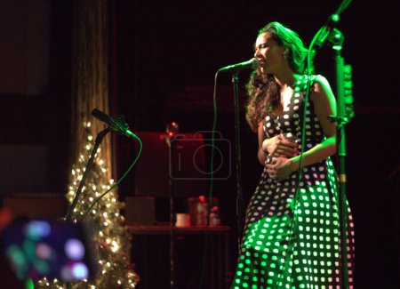 Foto de Johnnyswim - Abner Ramírez y Amanda Sudano filman un concierto de vacaciones en Bowery Ballroom - Imagen libre de derechos