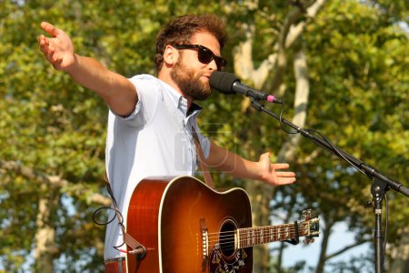 Téléchargez les photos : Passager - Mike Rosenberg en concert à Central Park Summerstage à New York - en image libre de droit