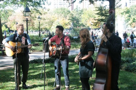Téléchargez les photos : The Lone Bellow filme une séance à Washington Square Park à New York - en image libre de droit
