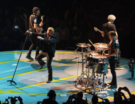 Téléchargez les photos : U2 en concert au Madison Square Garden à New York - en image libre de droit