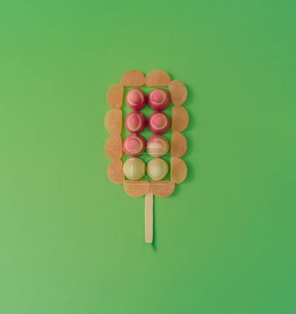 Foto de Helado hecho con caramelos gomosos sobre fondo verde pastel. Concepto de verano mínimo. - Imagen libre de derechos