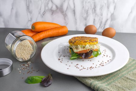 Foto de Pan de zanahoria hecho en casa whit lechuga, tomate, alfalfa y sésamo para el desayuno - Imagen libre de derechos