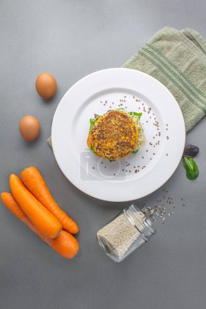 Foto de Pan de zanahoria con lechuga, tomate, sésamo de alfalfa y linaza para el desayuno. Vista superior - Imagen libre de derechos