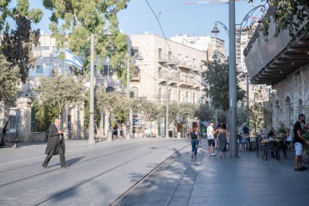 Foto de Jerusalén, Israel - 3 de agosto de 2021: Calle Jaffa en Jerusalén. Foto de alta calidad - Imagen libre de derechos