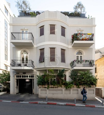 Foto de Tel Aviv, Israel - 27 de diciembre de 2022: renovada arquitectura clásica de Tel Aviv. Foto de alta calidad - Imagen libre de derechos