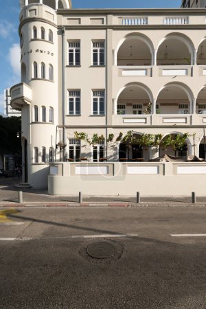 Foto de Tel Aviv, Israel - 11 de agosto de 2022: arquitectura clásica renovada en el centro de Tel Aviv en el cruce Rothschild Allenby. Foto de alta calidad - Imagen libre de derechos