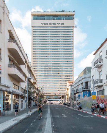 Téléchargez les photos : Tel Aviv, Israël - 11 août 2022 : Vue de la tour Shalom à Tel Aviv, Israël. La tour Shalom est le premier gratte-ciel du Moyen-Orient, construit en 1962. Photo de haute qualité - en image libre de droit