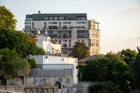 Foto de Tel Aviv, Israel - 11 de agosto de 2022: Puesta de sol en Tel Aviv en la arquitectura de Neve Tzedek. Foto de alta calidad - Imagen libre de derechos