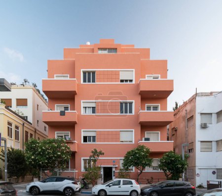 Foto de Tel Aviv, Israel - 8 de agosto de 2022: Hermoso edificio viviente en la calle Maze. Foto de alta calidad - Imagen libre de derechos