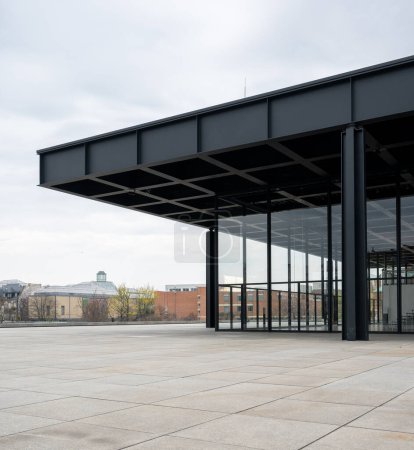 Foto de Berlín, Alemania - 18 de abril de 2023: Neue Nationalgalerie building, Berlín. - Imagen libre de derechos
