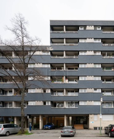 Téléchargez les photos : Berlin Allemagne - 18 avril 2023 : Typique maison de panneaux sociaux à Berlin, couleur bleu foncé, West Side. Photo de haute qualité - en image libre de droit