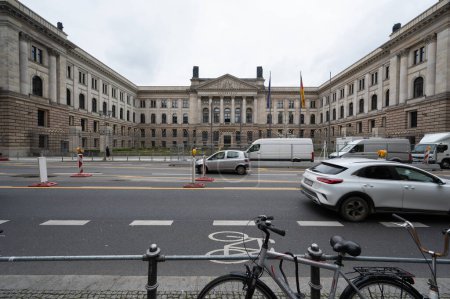 Téléchargez les photos : Berlin, Allemagne - 18 avril 2023 : Bâtiment du Bundesrat en face du centre commercial Berlin. Photo de haute qualité - en image libre de droit