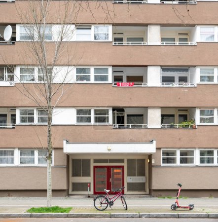 Téléchargez les photos : Berlin, Allemagne - 18 avril 2023 : maison de panneaux typique à Berlin West Side - en image libre de droit