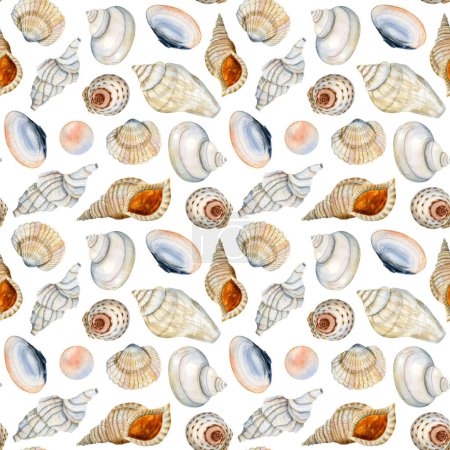Téléchargez les photos : Aquarelle motif sans couture avec différentes coquilles et perles sur fond blanc en bleu, orange, beige. Papier à frire nautique, textiles pour enfants - en image libre de droit
