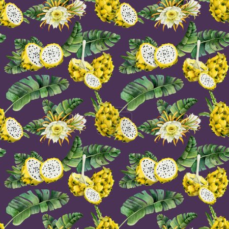 Foto de Daek púrpura amarillo pitaya dragón frutas rebanadas en hojas tropicales acuarela patrón sin costuras sobre fondo violeta para menús de verano, telas, diseños tropicales y exóticos. - Imagen libre de derechos