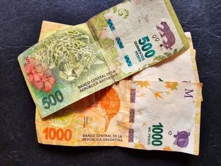 Billetes de 500 y 100 pesos argentinos gastados y deteriorados