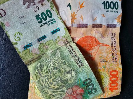 Abgenutzte argentinische Peso-Scheine zu 500 und 100